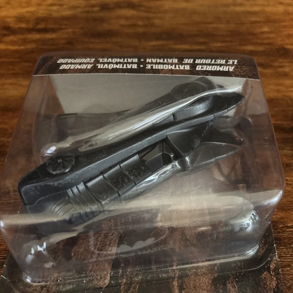 Hot Wheels Premium DC Batman Returns Armored Batmobile‎ 1:50 Scale 2011 New